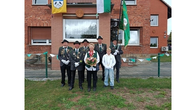 Die erfolgreichen Schützen des Deister Schützen Corps erhalten ihre Auszeichnungen.  (Foto: Mundt)