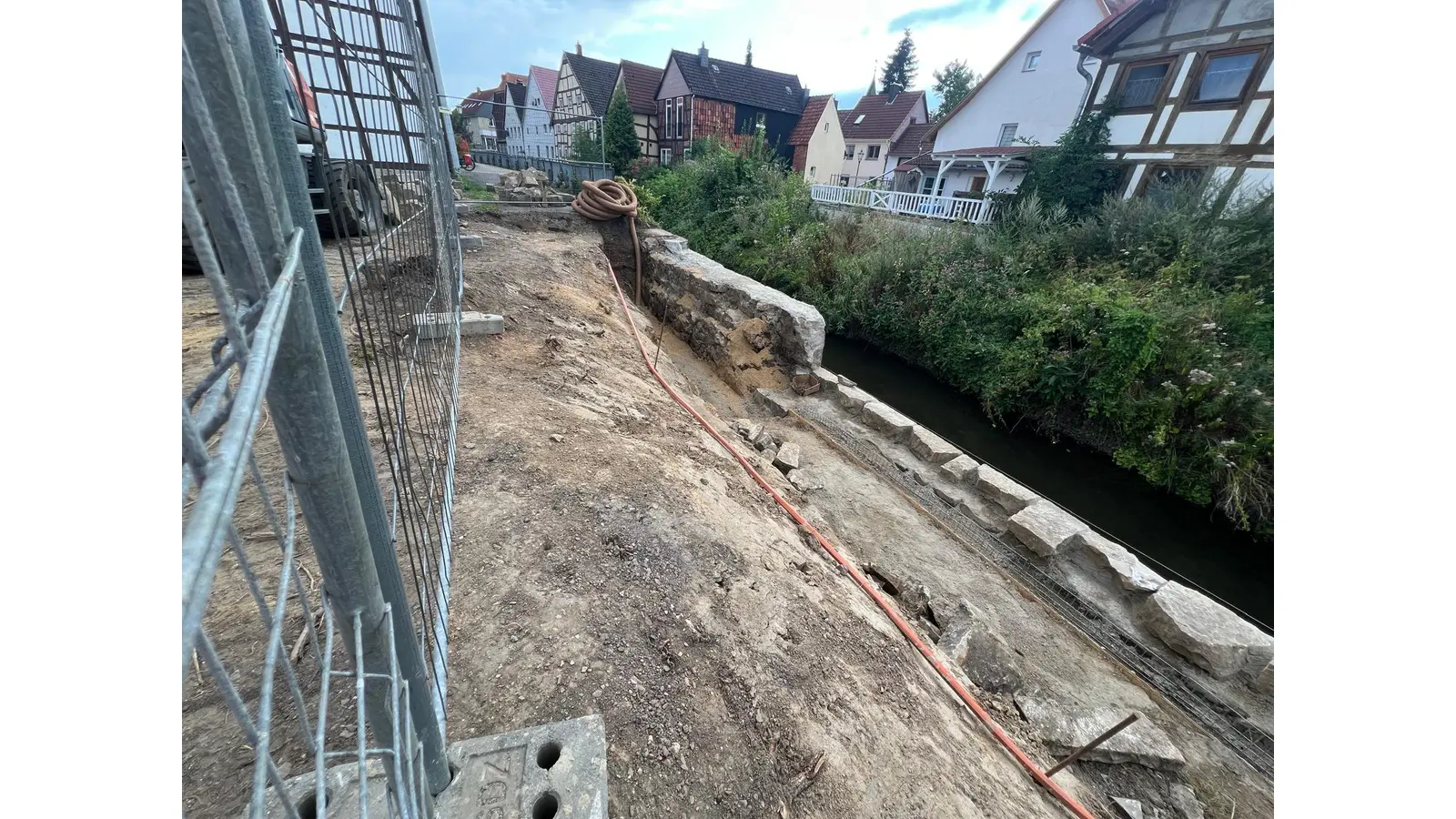 Die Stützmauer ist freigelegt und zeigt deutliche Schäden auf. (Foto: privat)