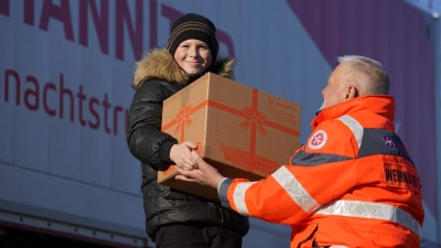 Verteilung mit Herz: Pakete werden an Kinder übergeben. (Foto: Johanniter)