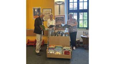 Reinhold Lüthen, Sabine Schütze (Freundeskreis) und Doris Kording (Stadtbücherei) hoffen, dass der Medientrog das Interesse der jungen Leser weckt.  (Foto: privat)