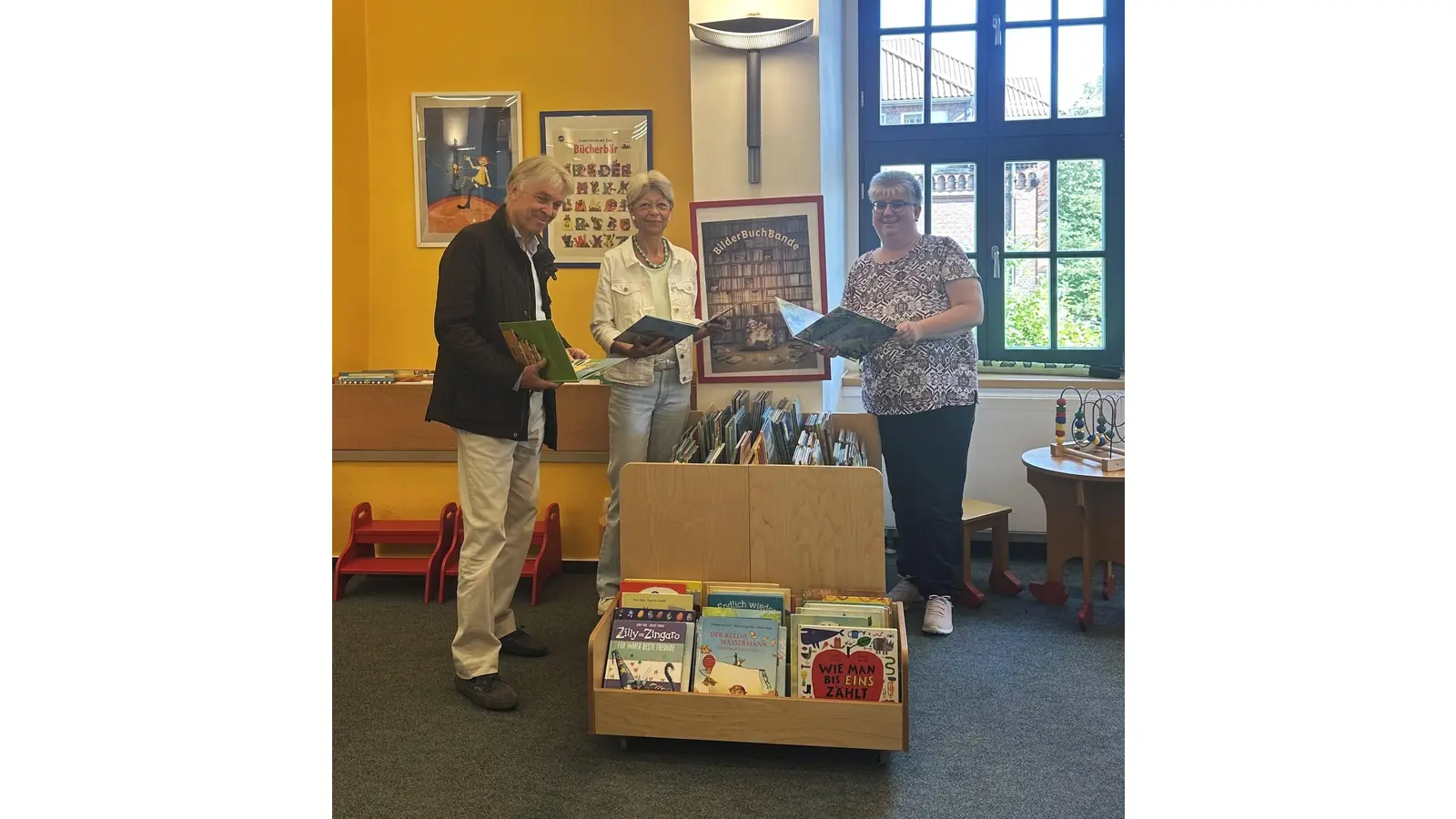 Reinhold Lüthen, Sabine Schütze (Freundeskreis) und Doris Kording (Stadtbücherei) hoffen, dass der Medientrog das Interesse der jungen Leser weckt.  (Foto: privat)