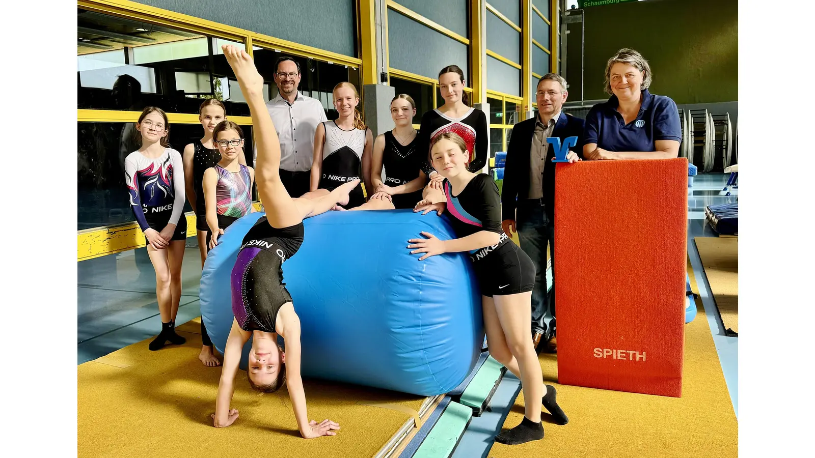 Große Freude bei den Kunstturnierinnen der VTR über die Unterstützung durch die Volksbank in Schaumburg und Nienburg eG. (Foto: privat)