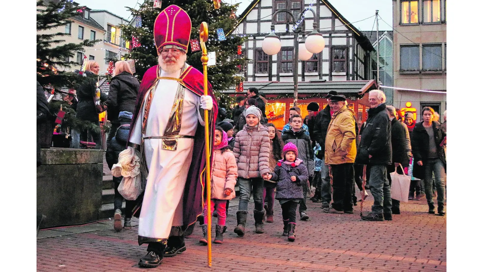 Im schönen Weihnachtsdorf die festliche Stimmung genießen (Foto: bb)