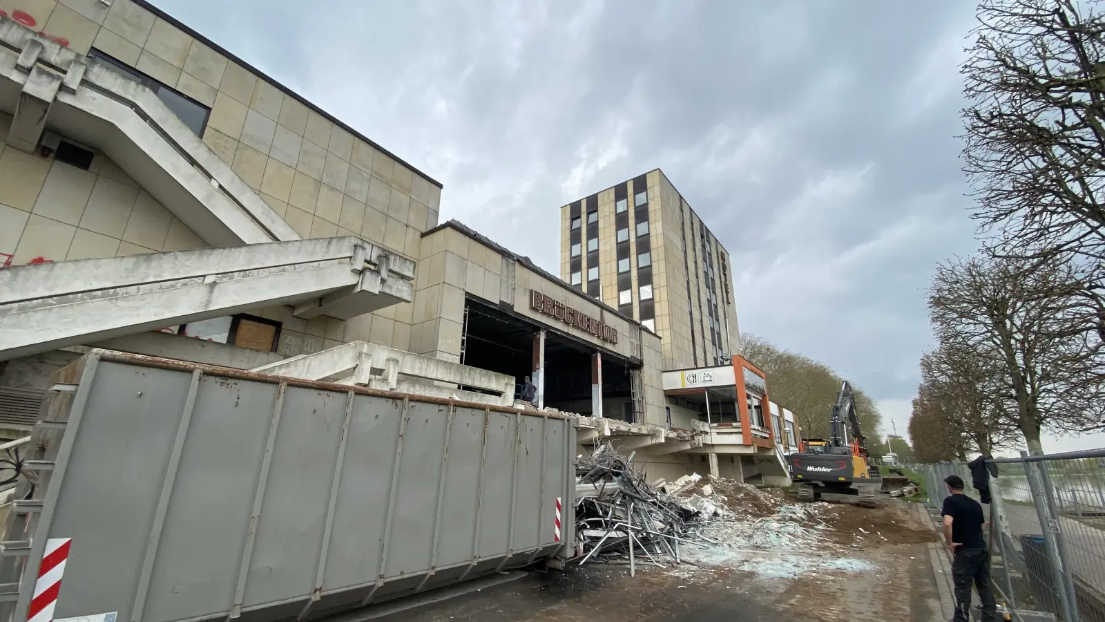 Der Bagger frisst sich Stück für Stück in den ehemaligen Brückentorsaal. (Foto: ste)