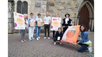 Freuen sich auf viele Besucher (v.l.n.r.): Sybill Richter-Hanßmann (St. Martini), Ilca Foraita, Juliane Djouimai, Torsten Richter (SMS), Oliver Theiß (Bürgermeister), Torsten Schmidt (Renaissance-Verein), knieend (v.l.): Ricarda Mohr, Claudia Schößler (Stadt Stadthagen). (Foto: ab)