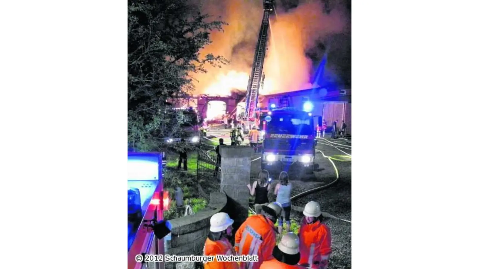 Großbrand in Hülshagen hält über 100 Feuerwehrleute die Nacht lang in Atem (Foto: wtz)