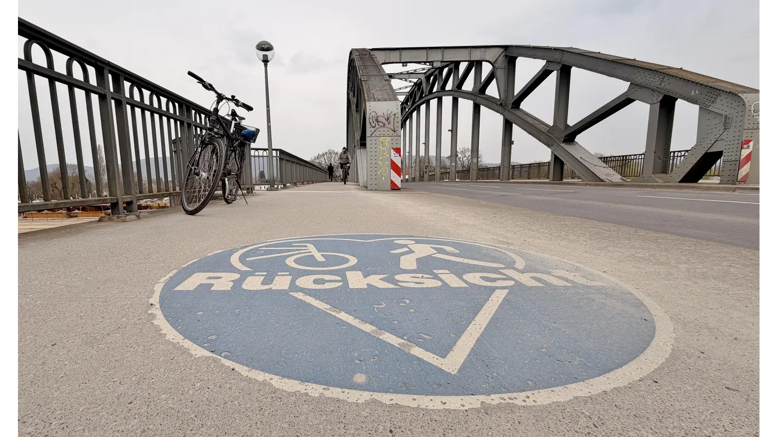 Die Weserbrücke ist der Problemfall Nummer eins bei der künftigen Führung des Radverkehrs in Nord-Süd-Richtung. (Foto: ste)