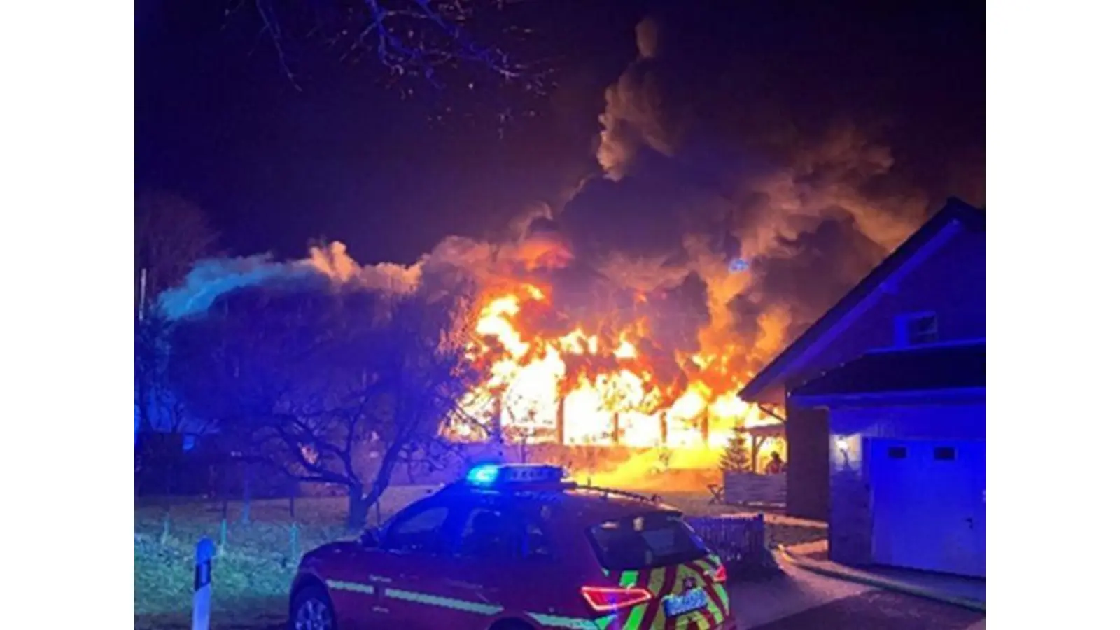Der Hallenkomplex wurde durch die Flammen komplett zerstört. (Foto: Polizei Minden-Lübbecke)