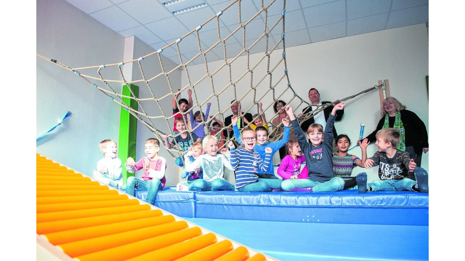 Jetzt können die Schüler auch bei Regen rutschen und klettern (Foto: jl)