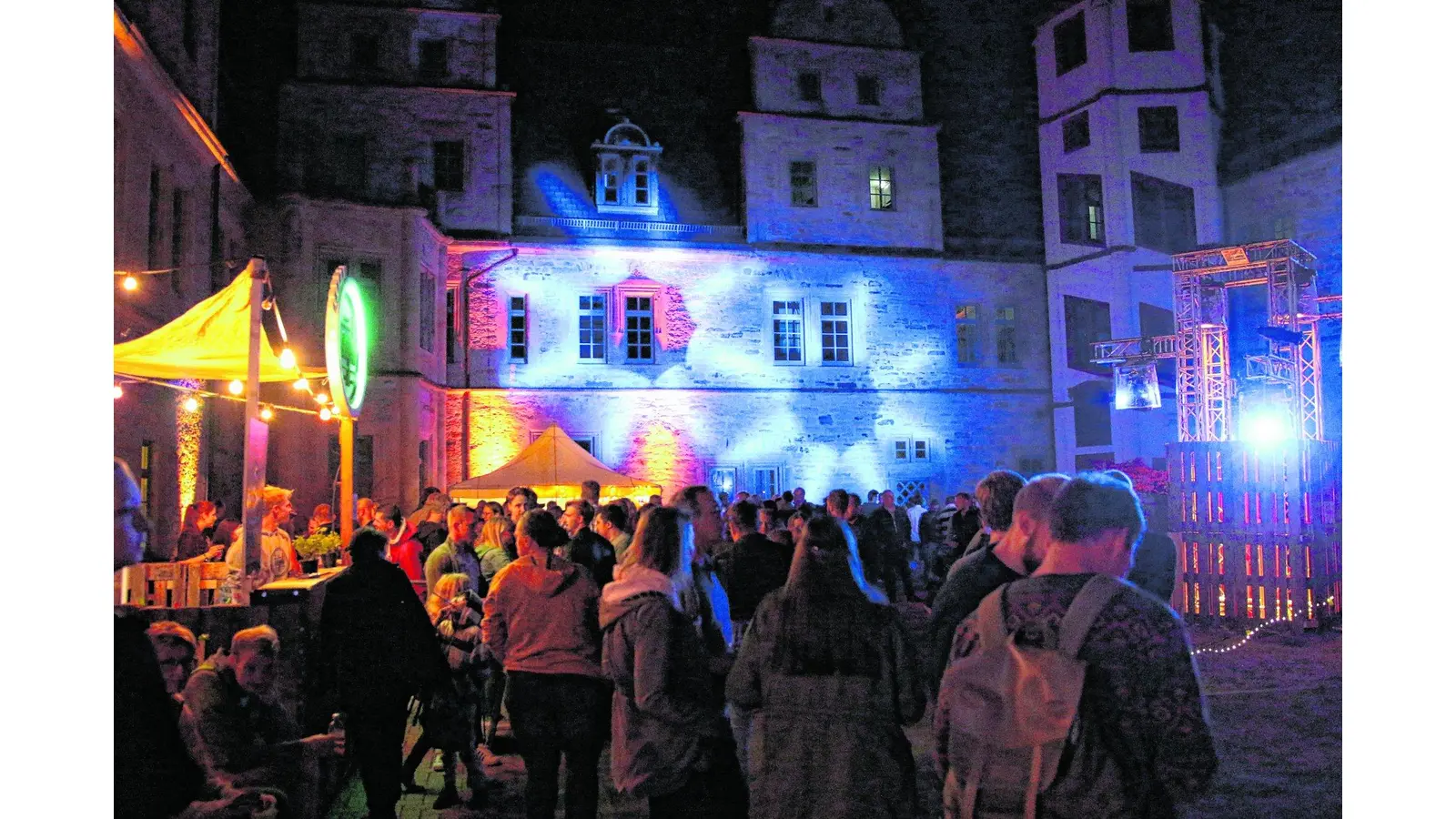 Innenstadt glüht und pulsiert bis spät in die Nacht (Foto: bb)