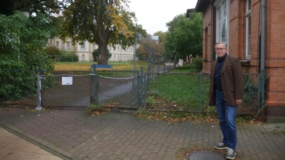 Klaus Pittack, völlig überrascht: „Eingriff mit Bauzaun in den denkmalgeschützten Kurparkbereich behindert Zuwegung zum Hotel und Rettungszufahrten.” (Foto: gk)