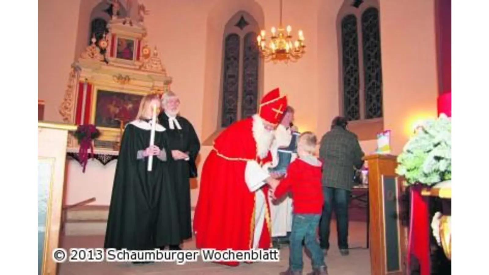 Den gefüllten Nikolausstiefel persönlich entgegen genommen (Foto: gi)