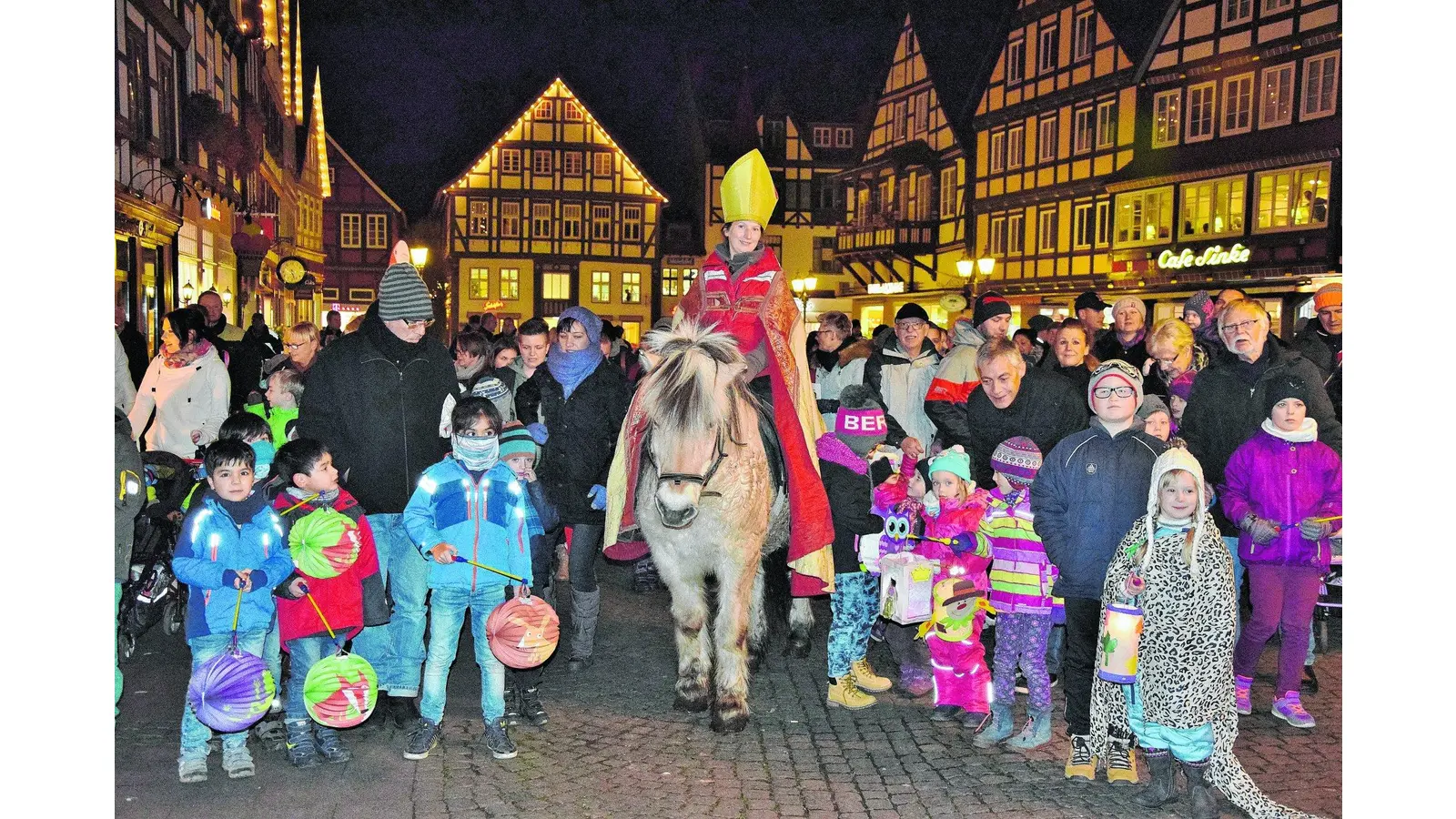 Martinsumzug durch die Stadt (Foto: ste)