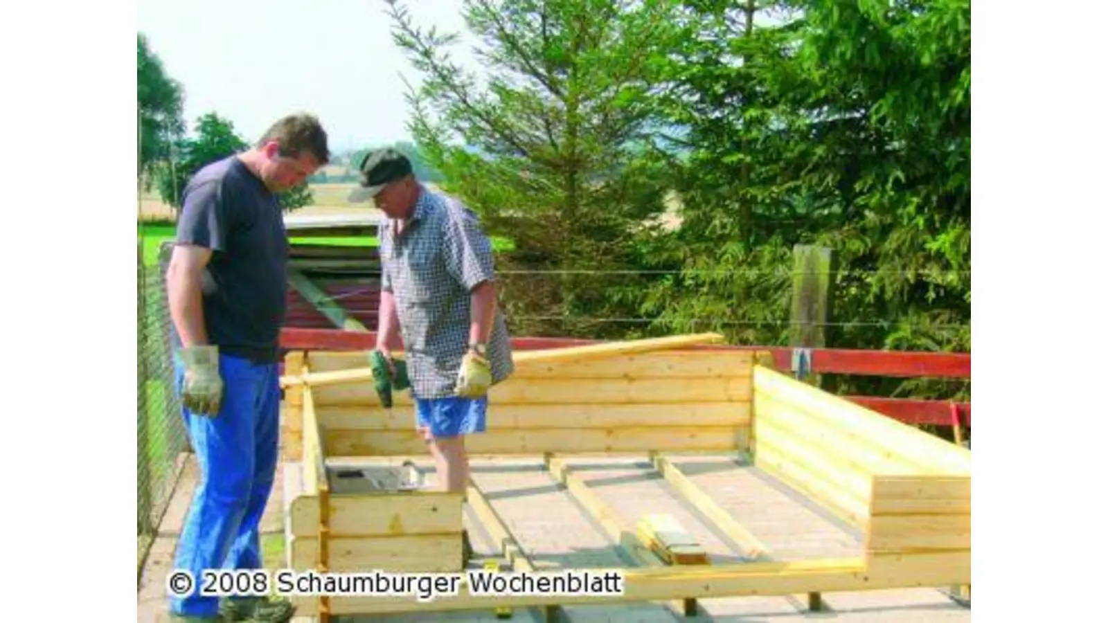 Einwohner packen mit an (Foto: al)