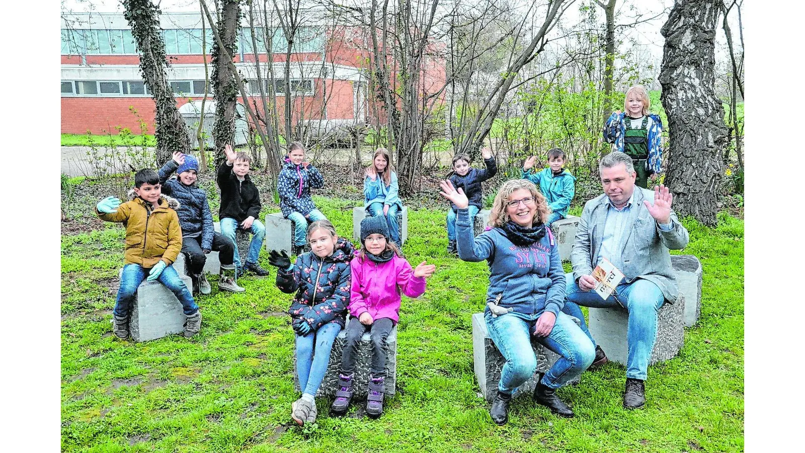Zwölf Sitzsteine finden ihren Platz im Naturerlebnisgarten (Foto: red)