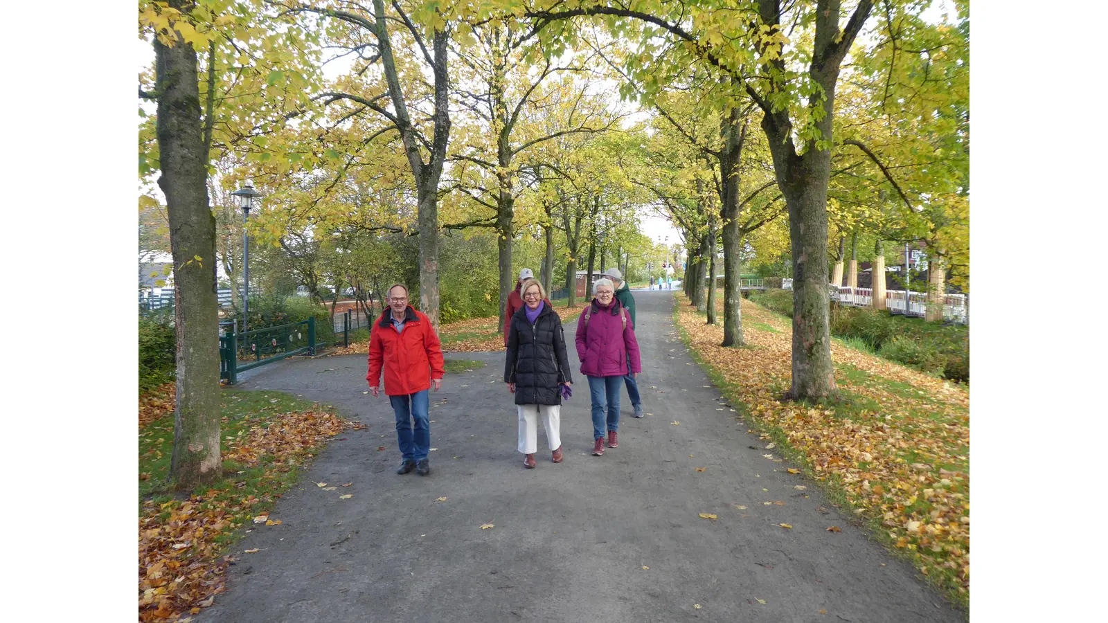 Jeden Montagmorgen treffen sich Senioren zum gemeinsamen Spaziergang mit Schülern.  (Foto: privat)