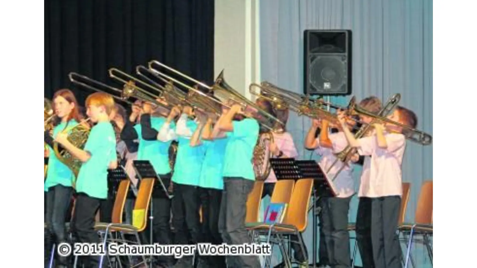 Junge Musiker spielen vor einer großen Kulisse (Foto: bb)