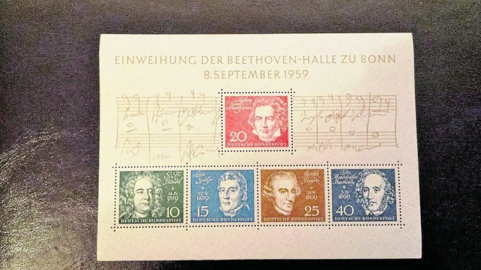 Tauschen und staunen auf der großen Briefmarkenbörse (Foto: red)