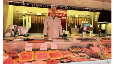 Markus Schürmann in seinem Verkaufswagen vor der Volksbank.  (Foto: gi)