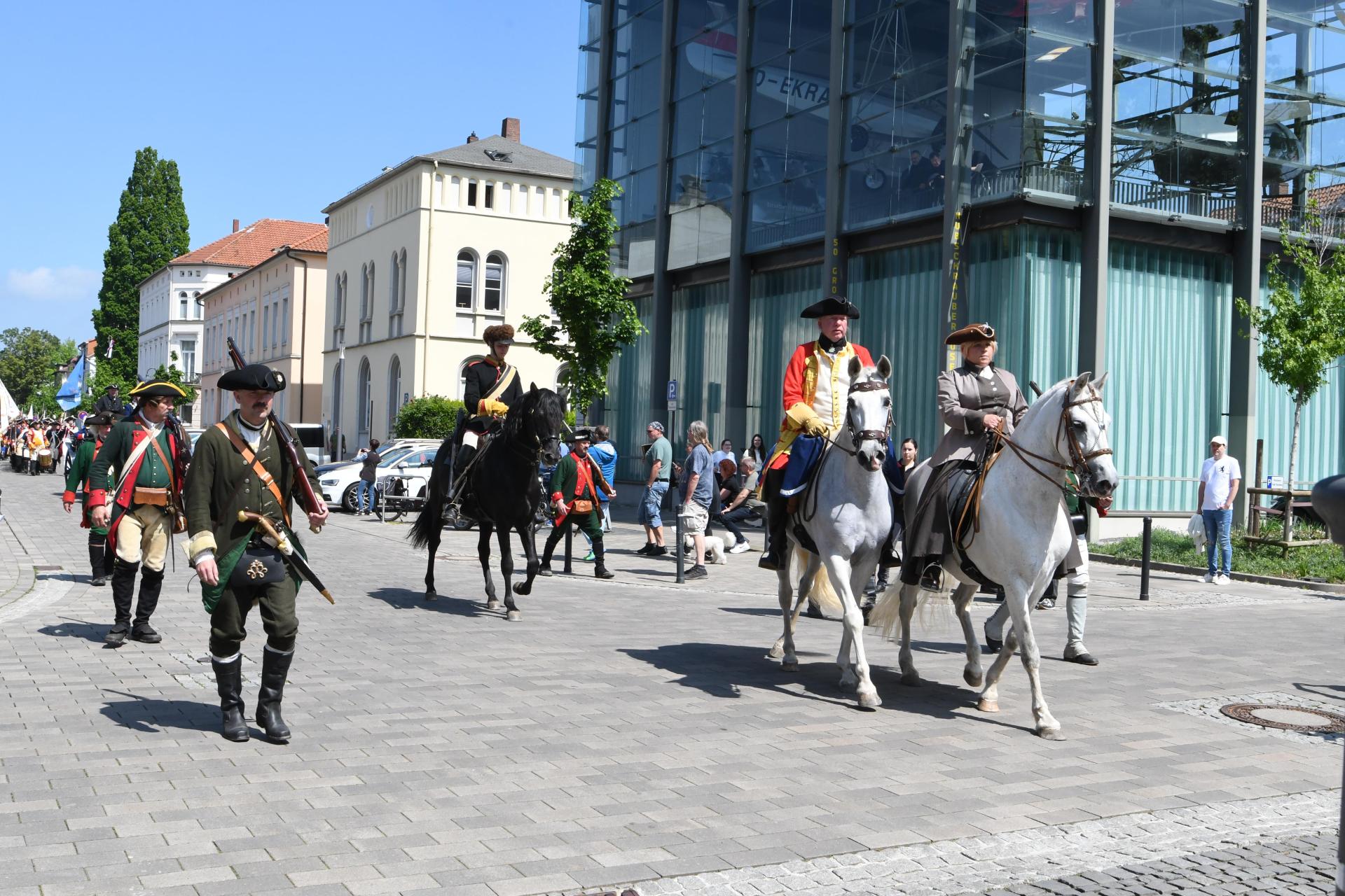 Die Stadt Bückeburg empfängt zum 300sten Geburtstag von Graf Wilhelm zu Schaumburg-Lippe ihren „Landesherren” mir einer großen Aktion in der Innenstadt. (Foto: nd)