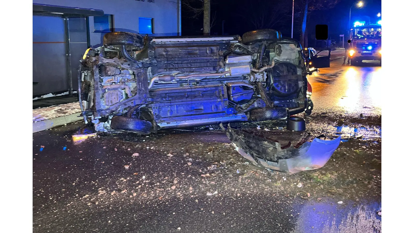 Der Fahrer geriet mit seinem Wagen ins Schleudern, sodass das Fahrzeug auf die Beifahrerseite kippte. (Foto: Polizei Minden-Lübbecke)