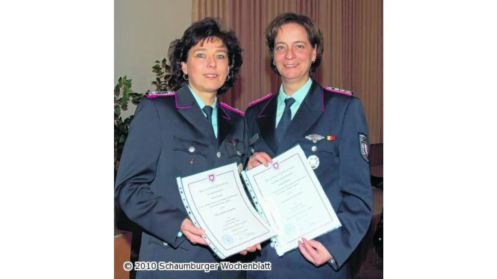 Tanja Matthäus und Kerstin Hoppe seit 25 Jahren aktiv in der Wehr (Foto: wtz)