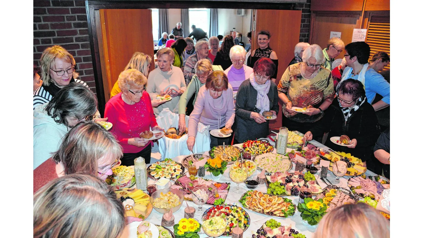 Schlemmerbuffet mit Lebensbericht gewürzt (Foto: jb)