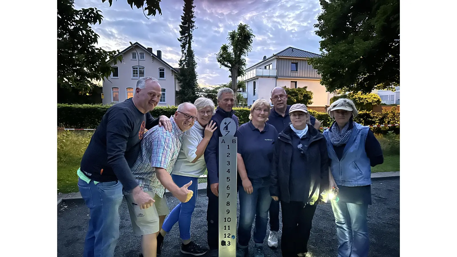Die „Parkbouler II“ (re.) freuen sich über den knappen Erfolg und die „Rumkugeln“ (li) über das Erreichen der Endrunde nach insgesamt vier Siegen. (Foto: privat)