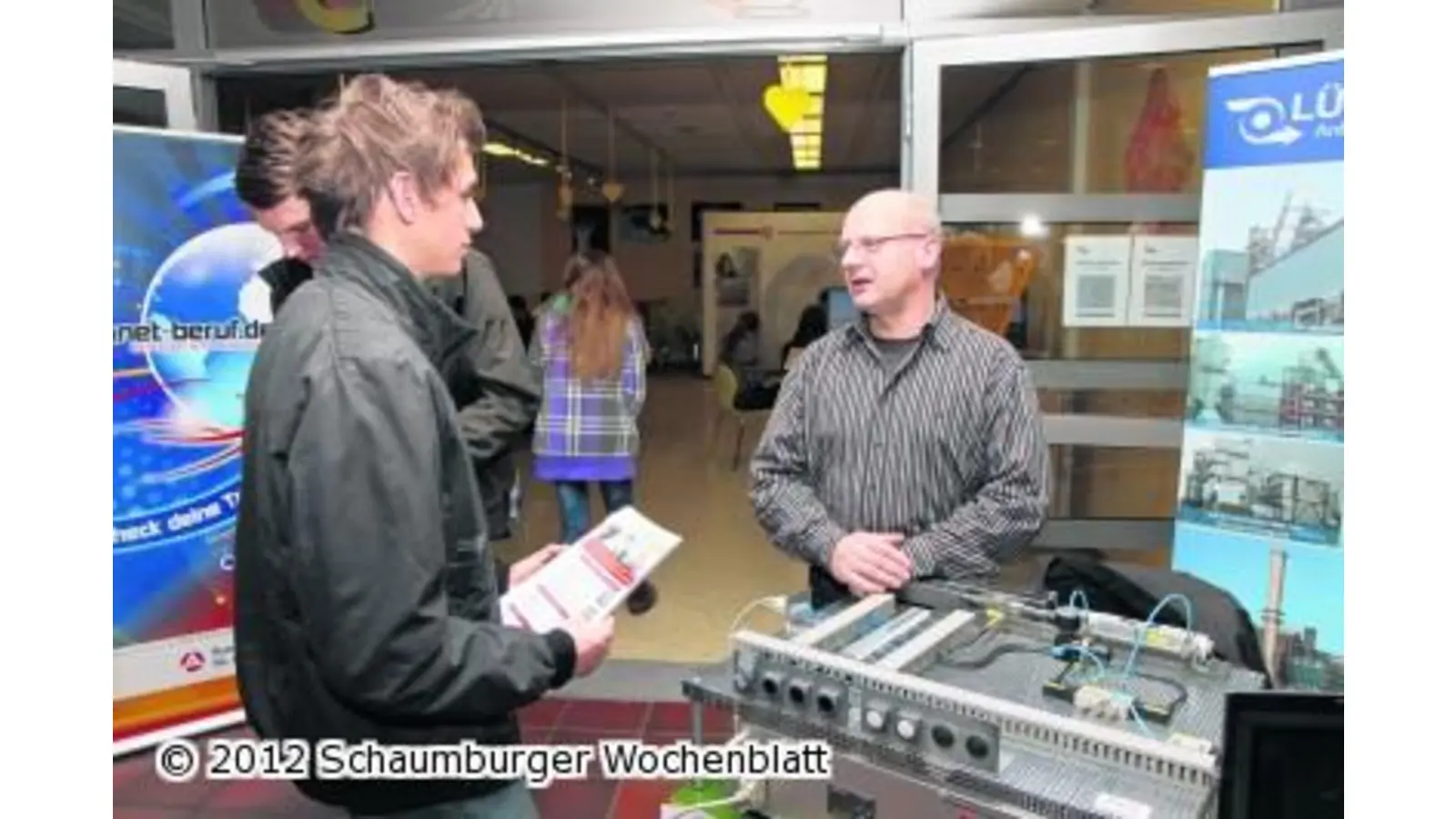 Schüler und Ausbilder kommen ins Gespräch (Foto: bb)