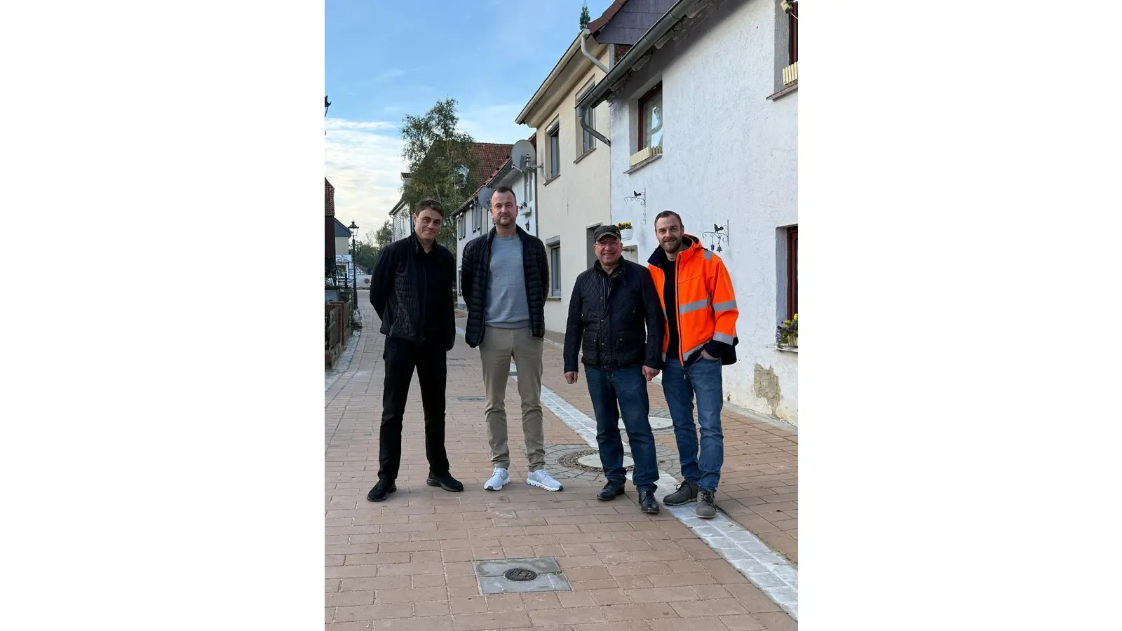 Markus Jacobs (v. li.) Fachbereich Bauen, Martin Schellhaus stellvertretender Stadtdirektor, Bürgermeister Ralf Sassmann und Norman Levin, Fachbereich Bauen/Projektleiter in der frisch sanierten Mühlenstraße. (Foto: privat)