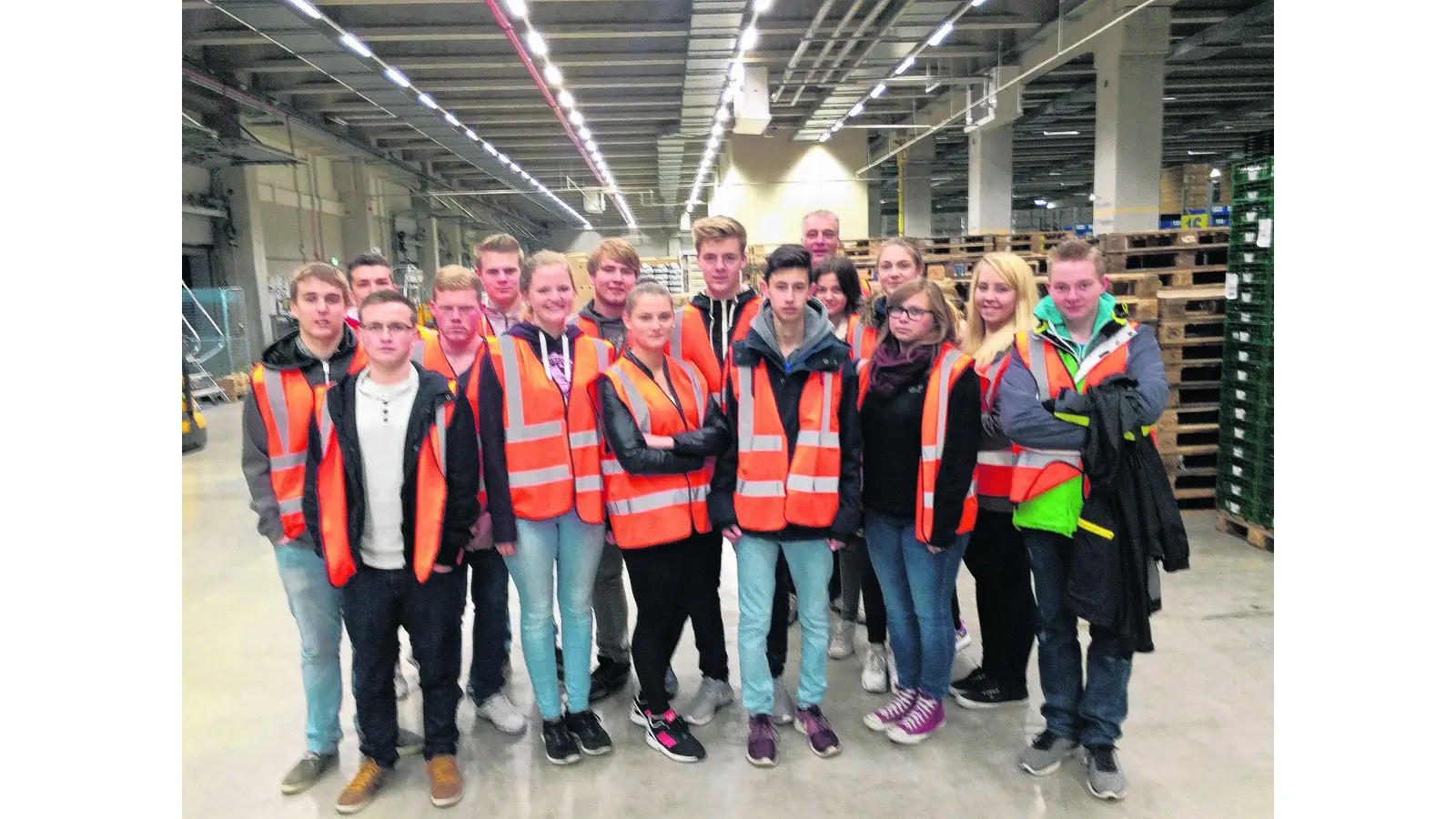 Berufsfachschüler erkunden das neue Regionallager in Lauenau (Foto: em)