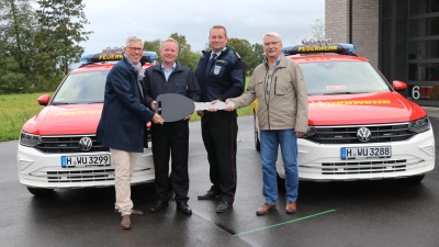 Bei der Schlüsselübergabe (v.li.): Carsten Piellusch, Martin Ohlendorf, Sven Möllmann und Karl-Peter Philipps.  (Foto: gi)