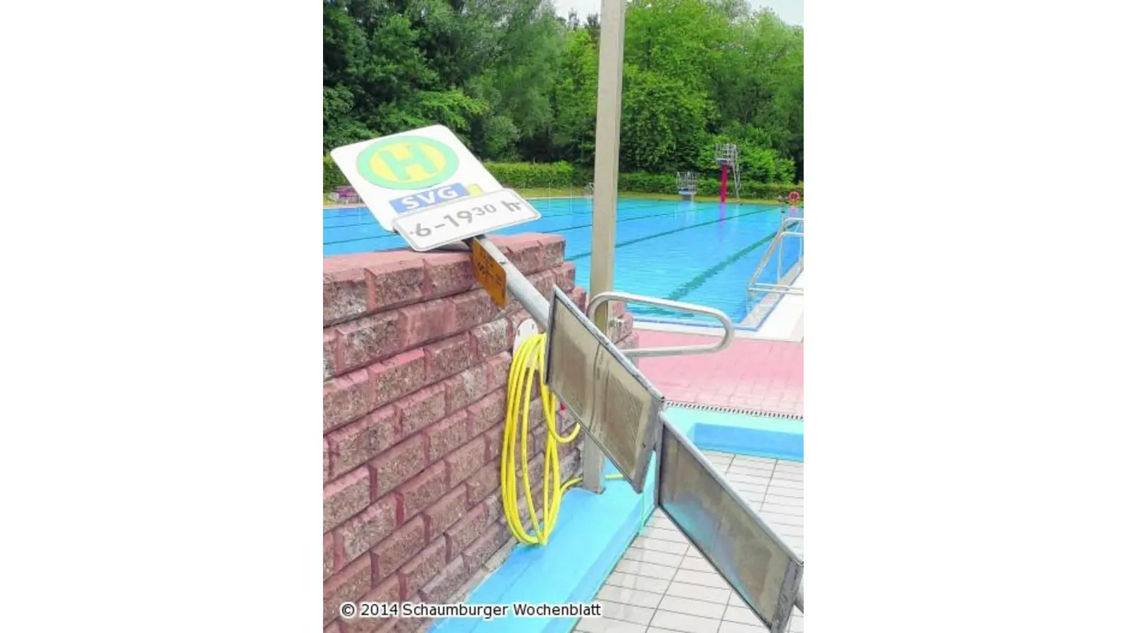 ZOB-Schild treibt im Freibadwasser (Foto: al)