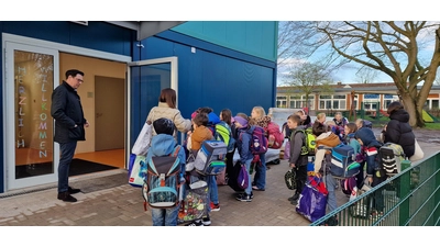 Bückeburgs Bürgermeister Axel Wohlgemuth begleitete den Einzug der Kinder. (Foto: privat)