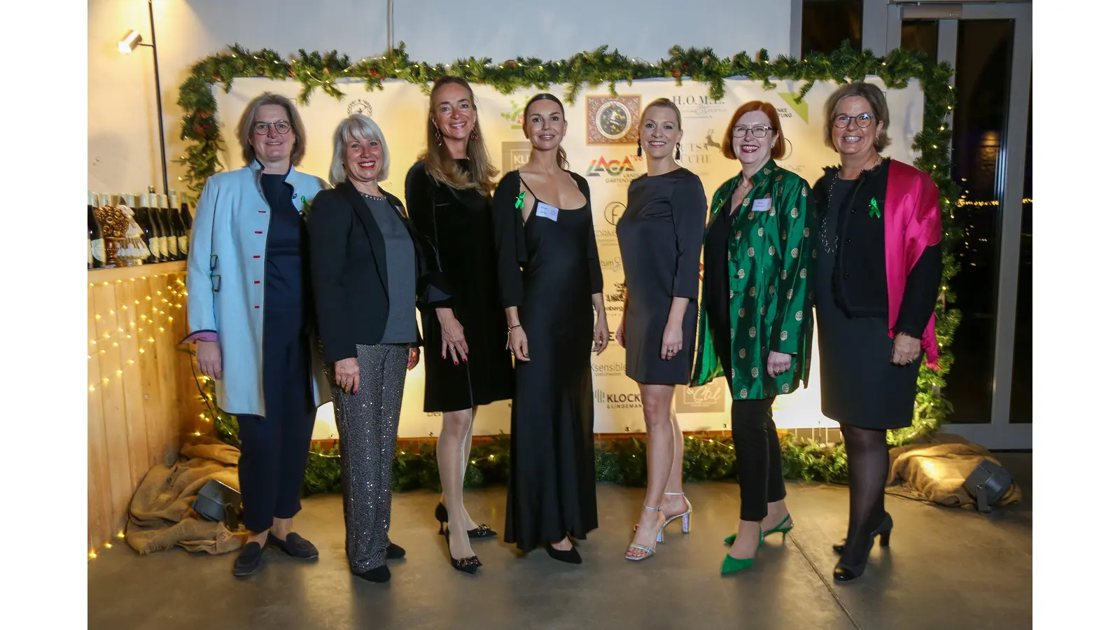 Petra von Berlepsch, Ina Colletti, Tania von Schöning, Teresa Enke, Vorsitzende der Robert-Enke-Stiftung, Moderatorin Jana Pletz, Petra Gümmer und Christiane Bolte freuen sich über die Spendensumme von 10.000 Euro.  (Foto: privat)