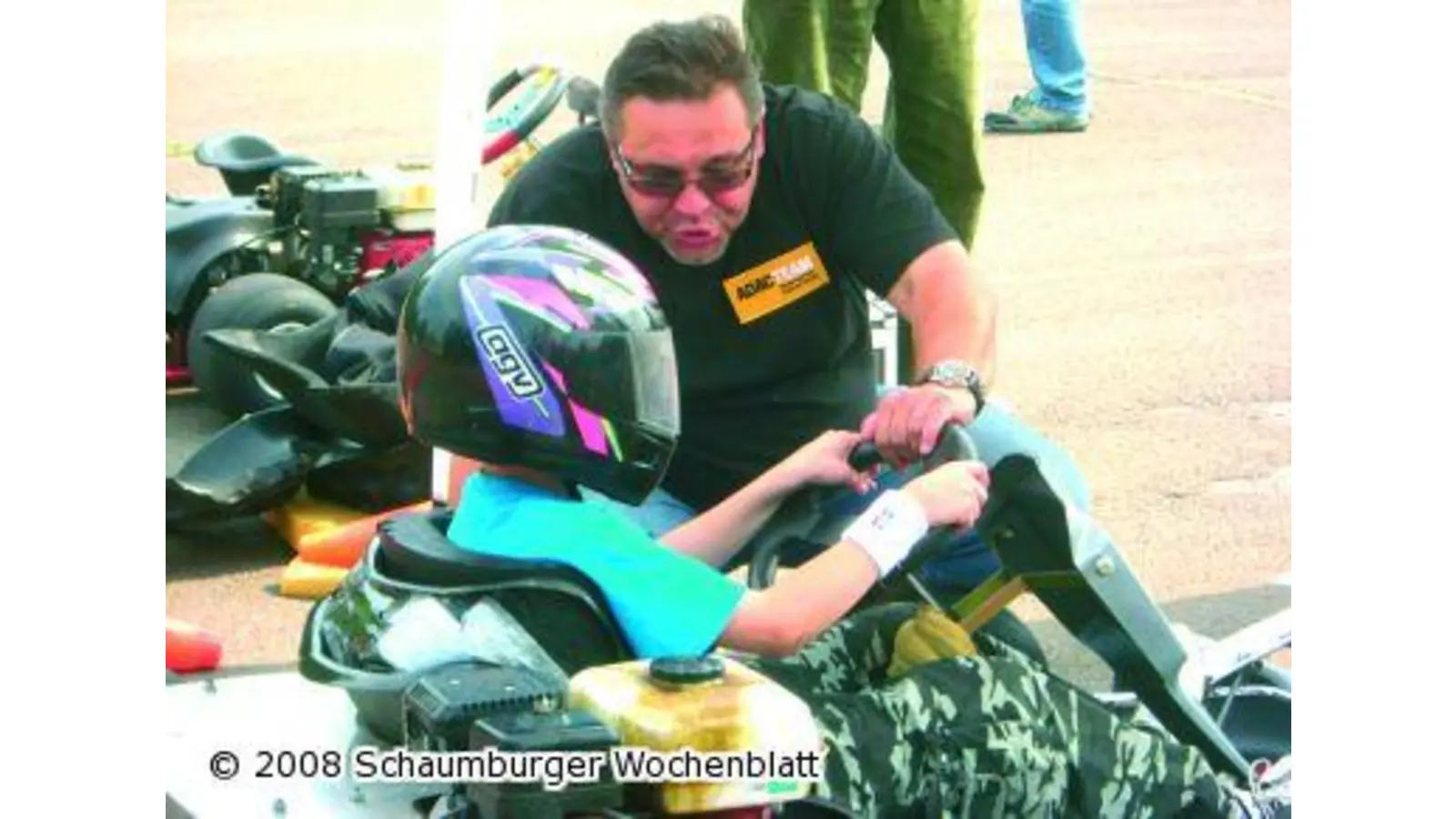 Kinder aus Mogilev schnuppern begeistert Rennfahrer-Luft (Foto: wtz)
