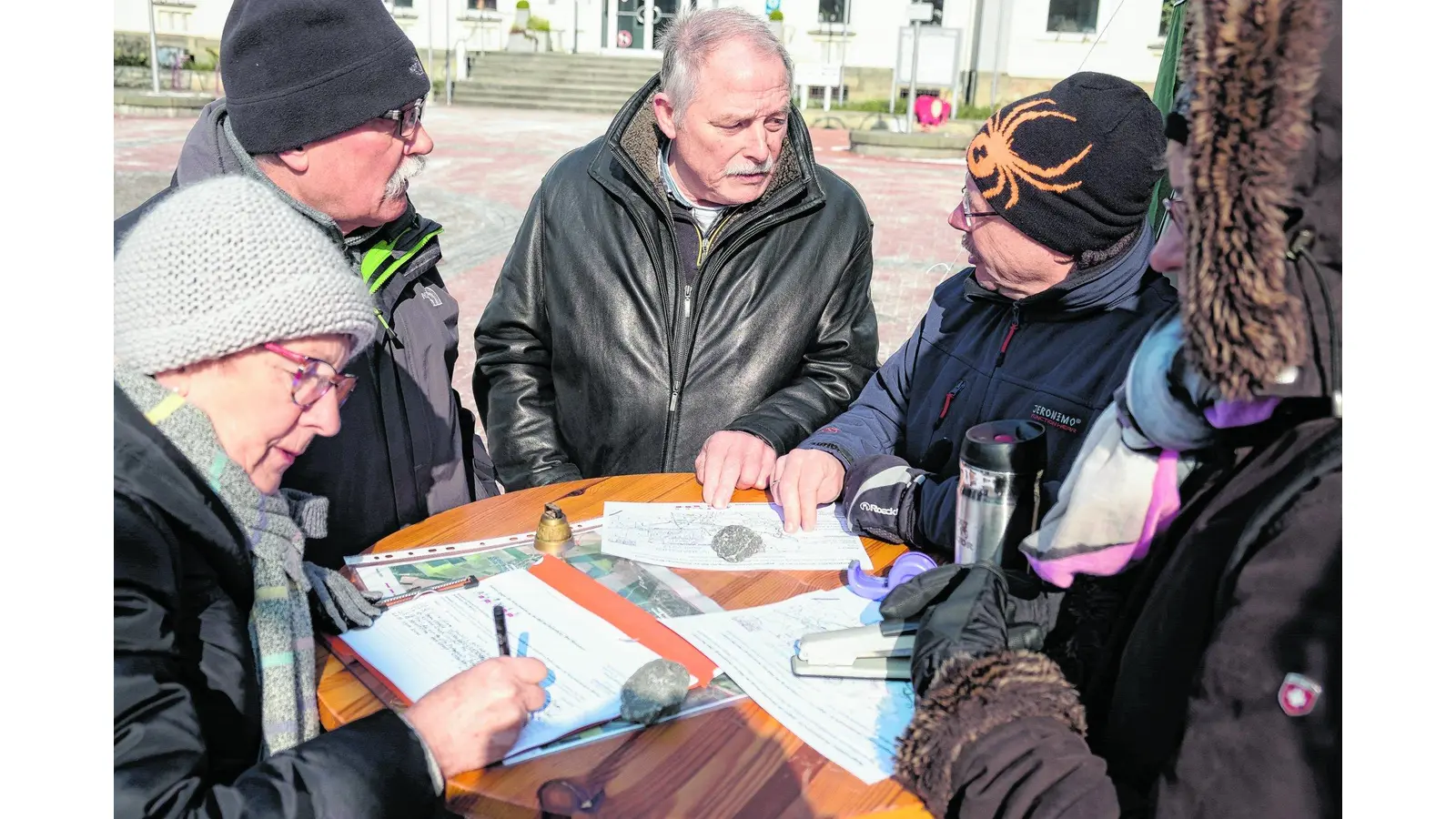 Schnell kommen die ersten Unterschriften (Foto: red)