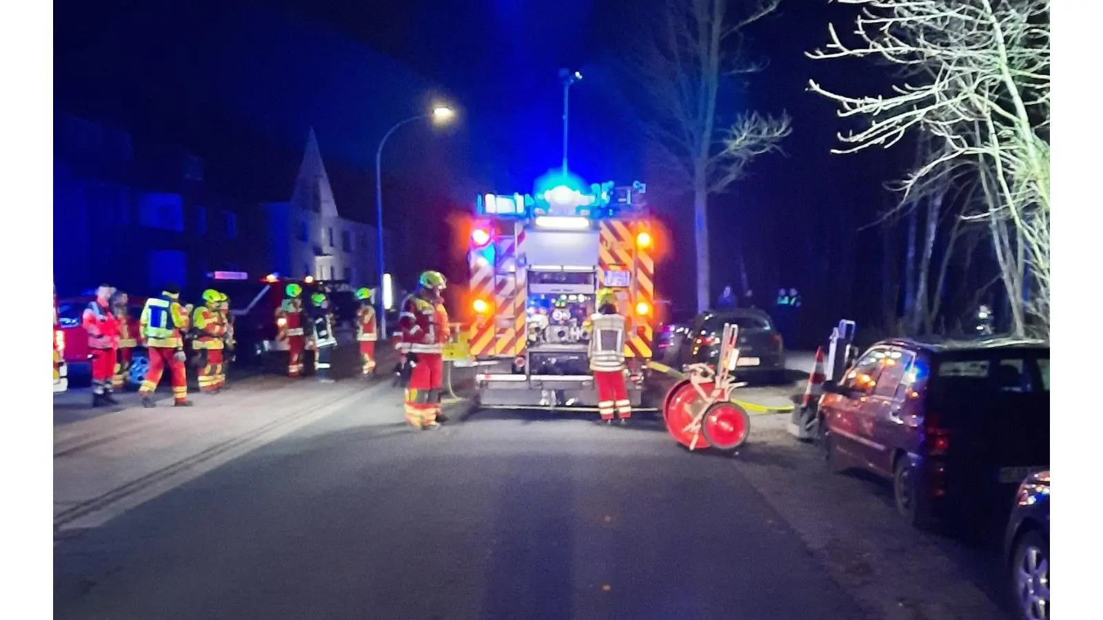 Die Fahrzeuge standen auf der Suntalstraße, die voll gesperrt war, während der Löscharbeiten. (Foto: privat)