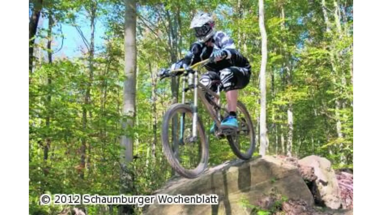 Mountainbiker starten ihre Tour durch den Bückeberg (Foto: wa)