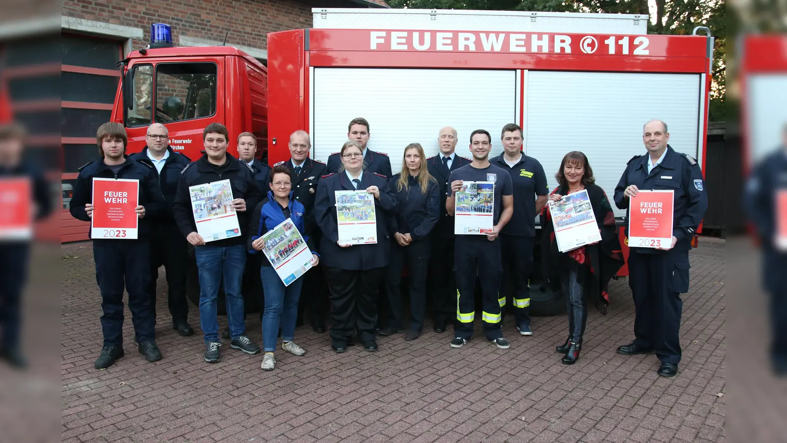 Alina Buddensiek, Mediavertreterin des Schaumburger Wochenblattes, übergibt die Kalender an die Obernkirchener Feuerwehren. (Foto: bb)