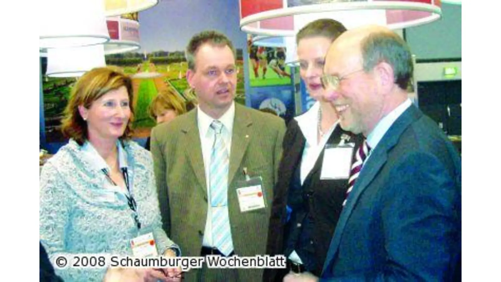 Walter Hirche besucht den Weserbergland-Messestand (Foto: ug)