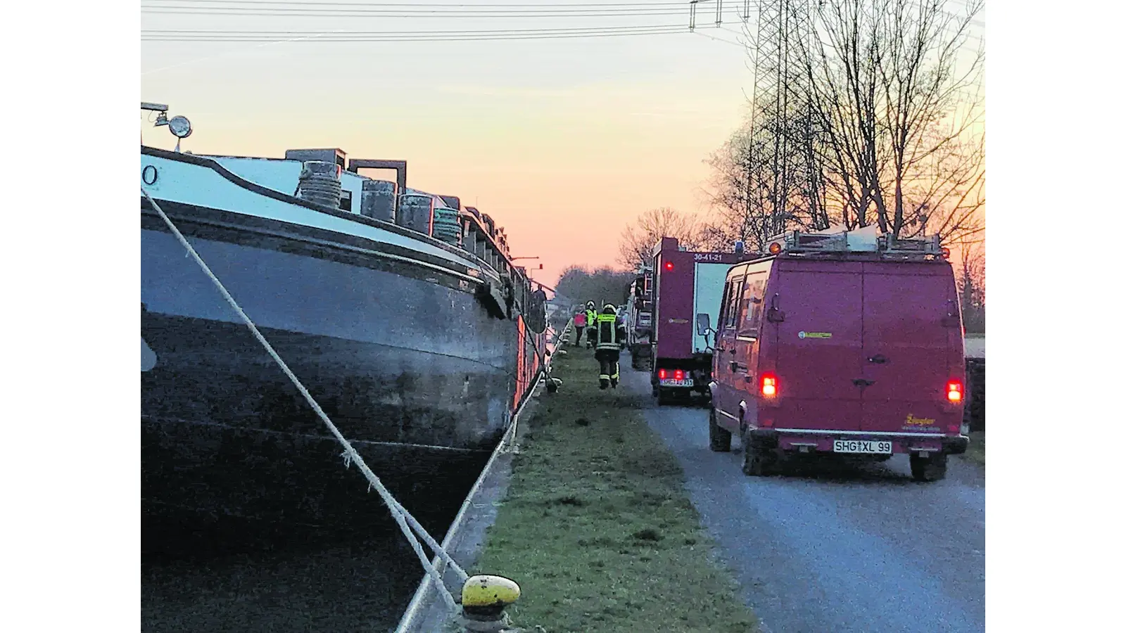 Crewmitglied eines Binnenschiffs verletzt (Foto: red)