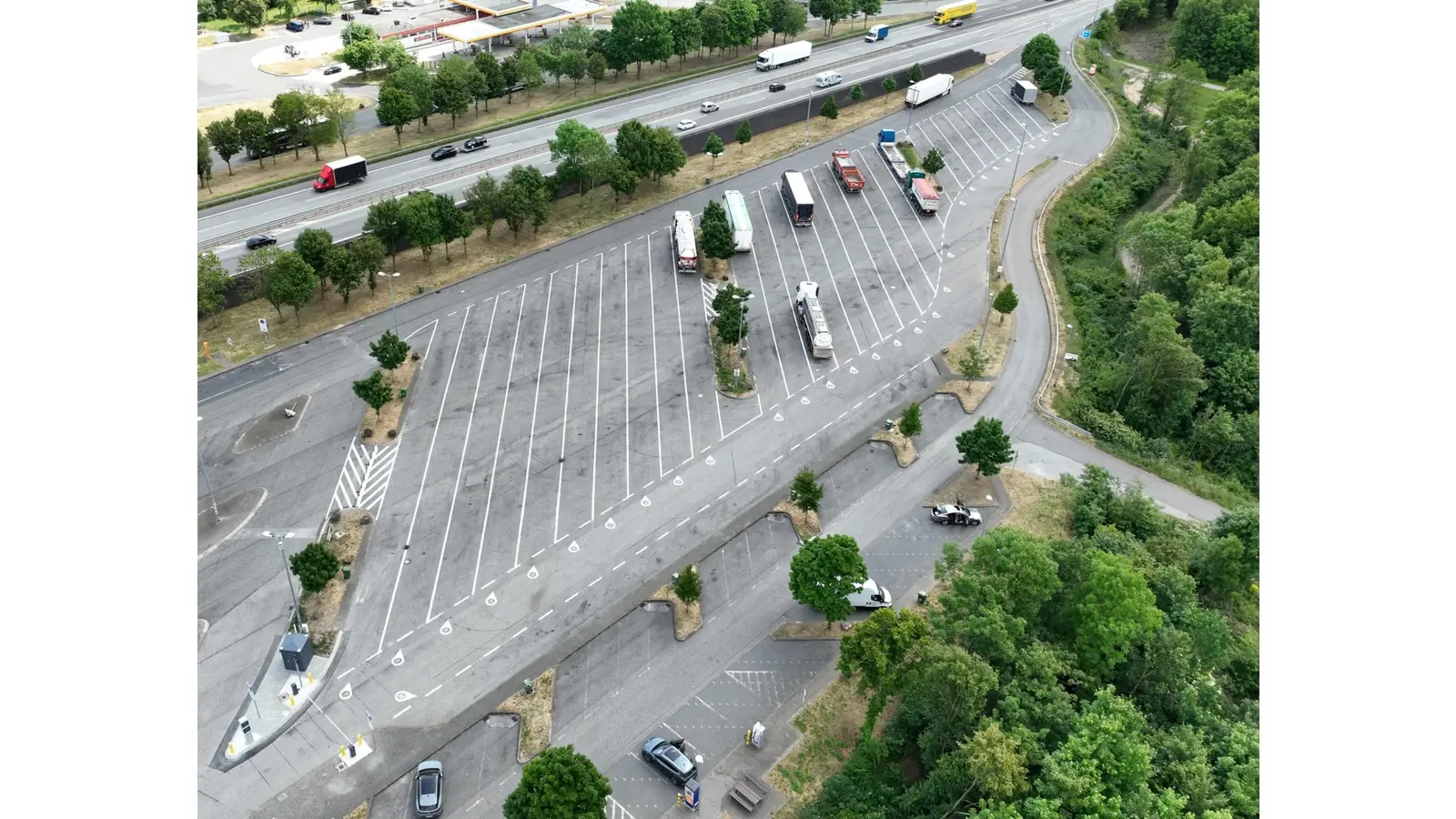 Die Autobahn GmbH gestaltet LKW-Parkplätze entlang der Autobahnen neu. Eine telematische Steuerung und das dichte Parken hintereinander ermöglichen es, zusätzliche Parkstände in heutigen Fahrgassen zu schaffen. (Foto: Autobahn gmbH)
