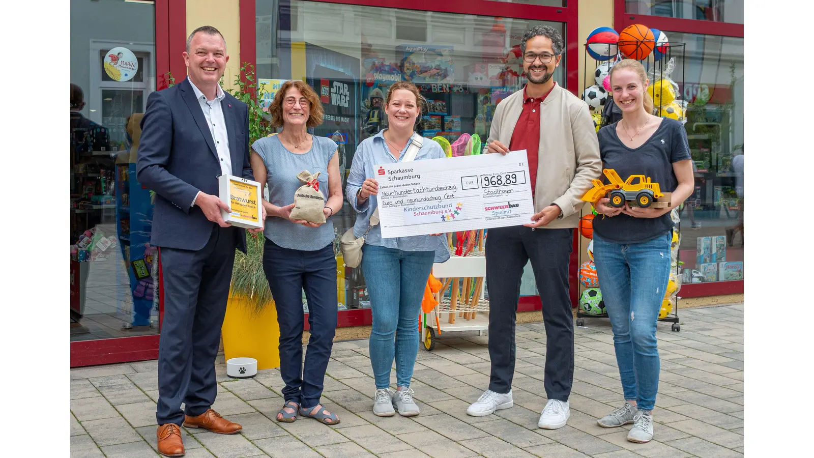 Natalie Rahe (Mitte) und Fabian Grote (Links) vom Kinderschutzbund freuen sich über die große Spende. Anja Adelt, Benjamin Jelitto und Adelt´s Tocher Lena Witte, machten es durch das Pflasterfest möglich. (Foto: wk)
