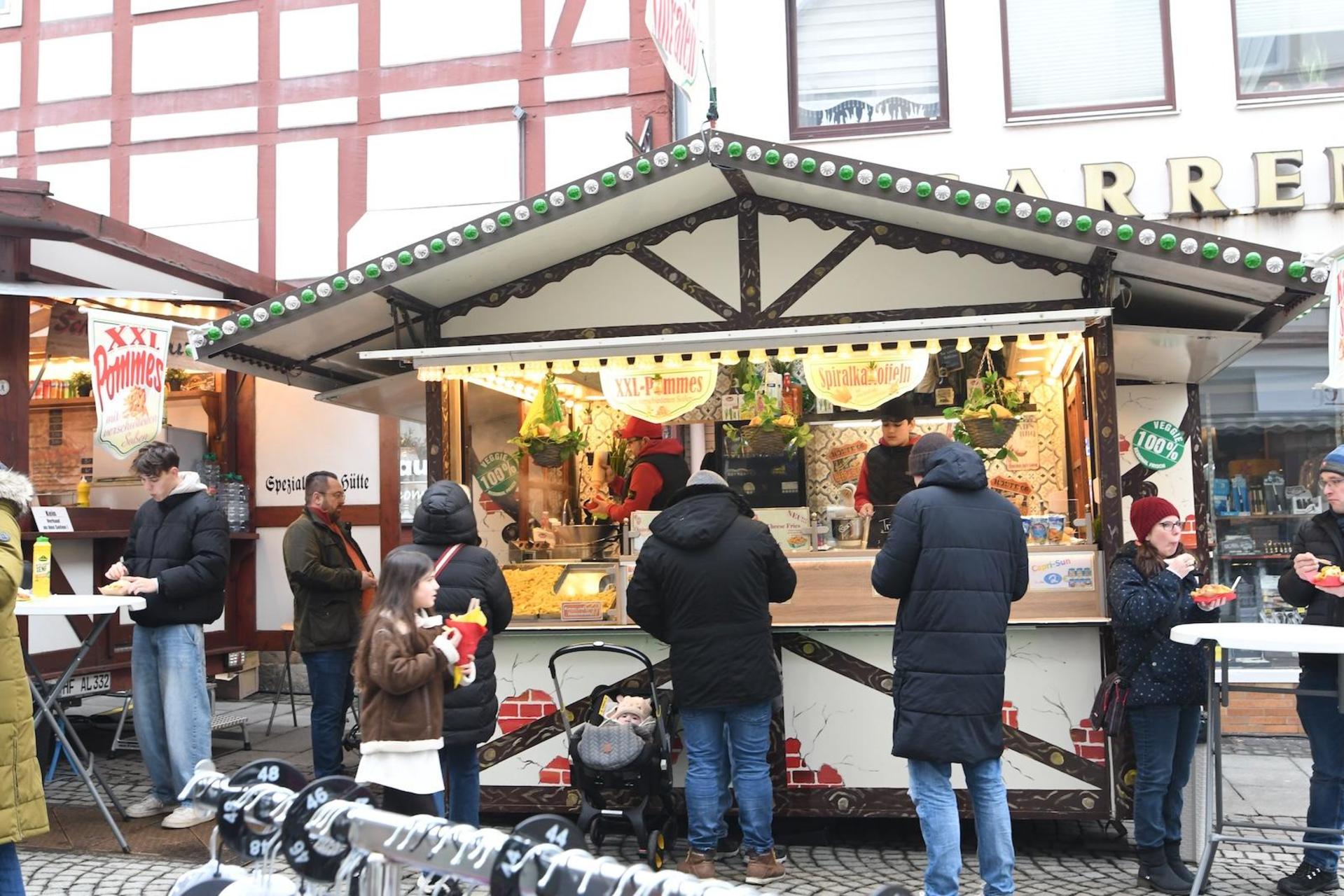 Foodtrucks beim verkaufsoffenen Sonntag im Februar 2026. Schon kurz vor der Ladenöffnung ab 13 Uhr war gut was los in der Innenstadt. (Foto: nd)