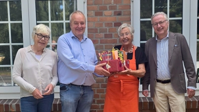 Bei der Übergabe der Karten (v.li.): Heike Leitner, Hermann Kasten, Ursula Jungbluth und Jens Zotzmann. (Foto: privat)