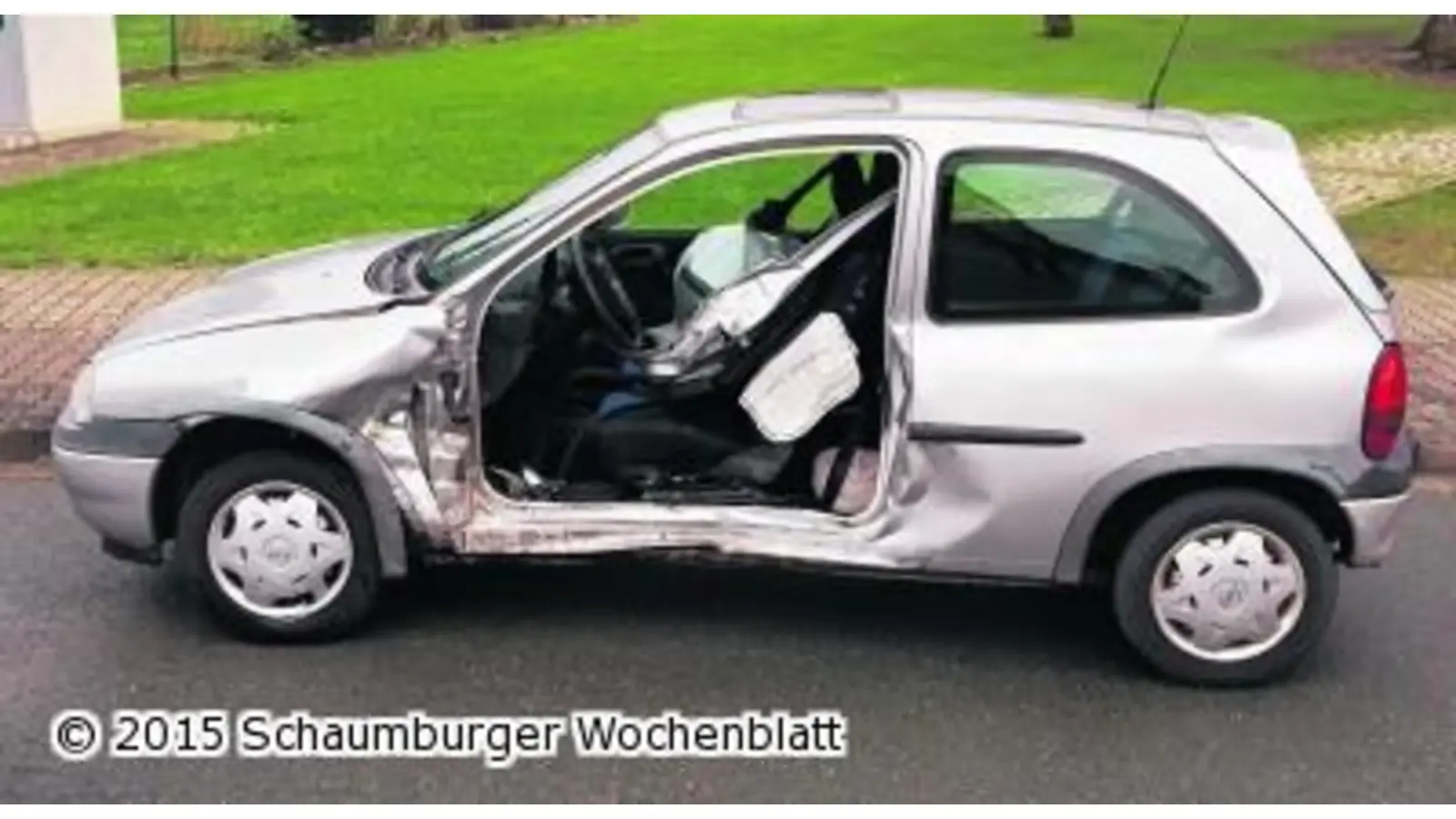 Feuerwehr schneidet Frau aus ihrem Auto (Foto: tr)