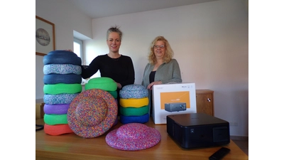 Jeanette Elze-Sievert (Kitaleitung) und Tanja Rösler (Privatkundenberaterin der Volksbank in Schaumburg und Nienburg eG) mit den Neuanschaffungen der Kindertagesstätte Hespe (Foto: privat)