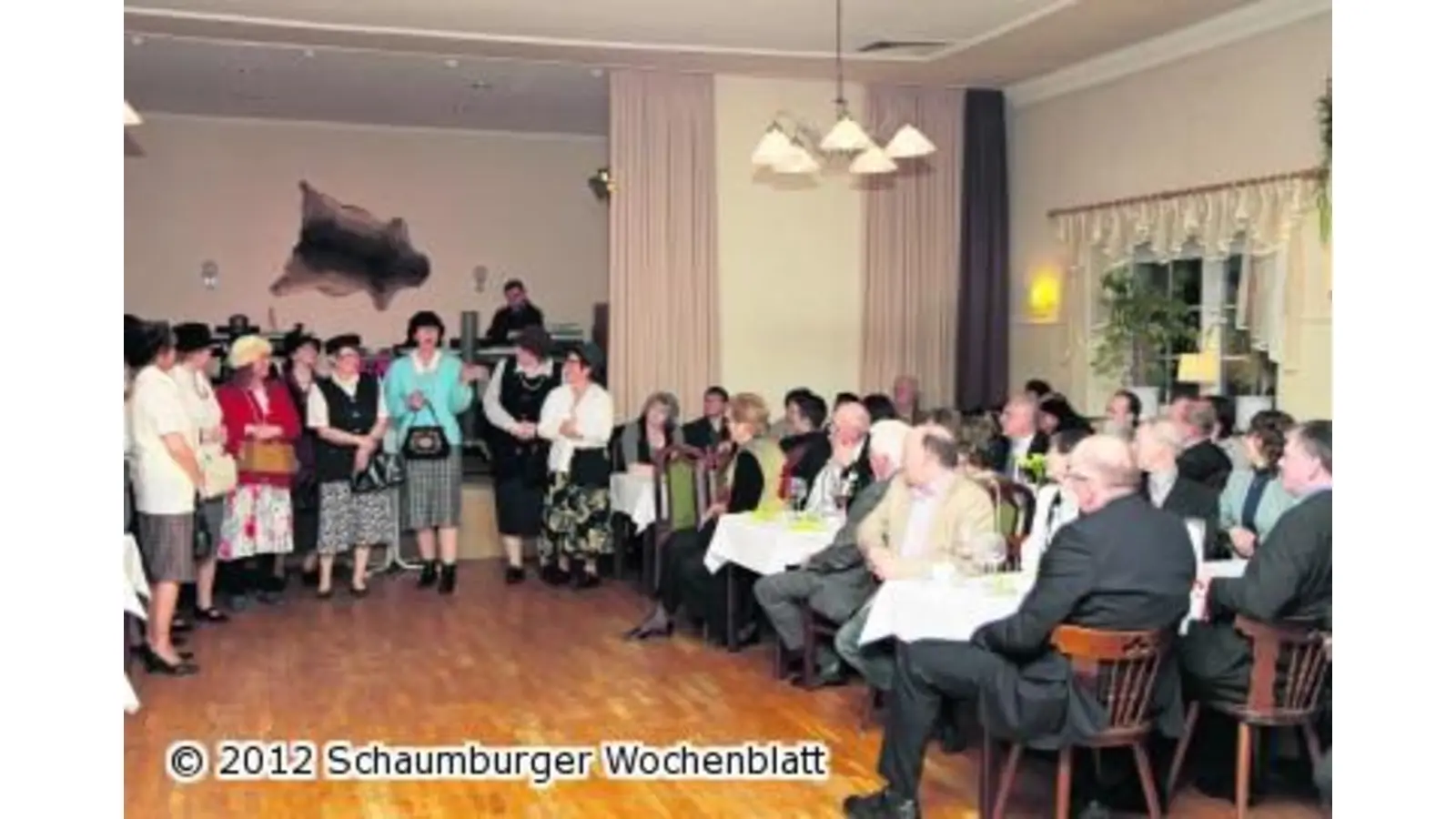 Rund 100 Gäste verbringen einige fröhliche Stunden (Foto: bb)