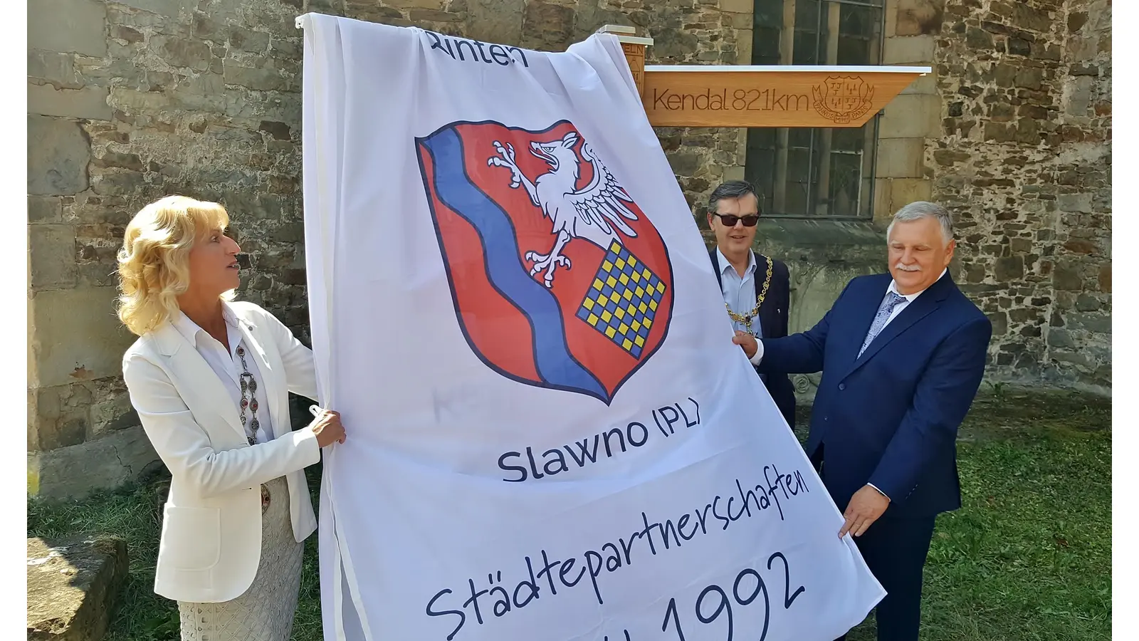Ein Wegweiser zeigt an der Jakobi-Kirche, wo es nach Kendal und Slawno geht, den beiden Rintelner Partnerstädten. <br> (Foto: ste)